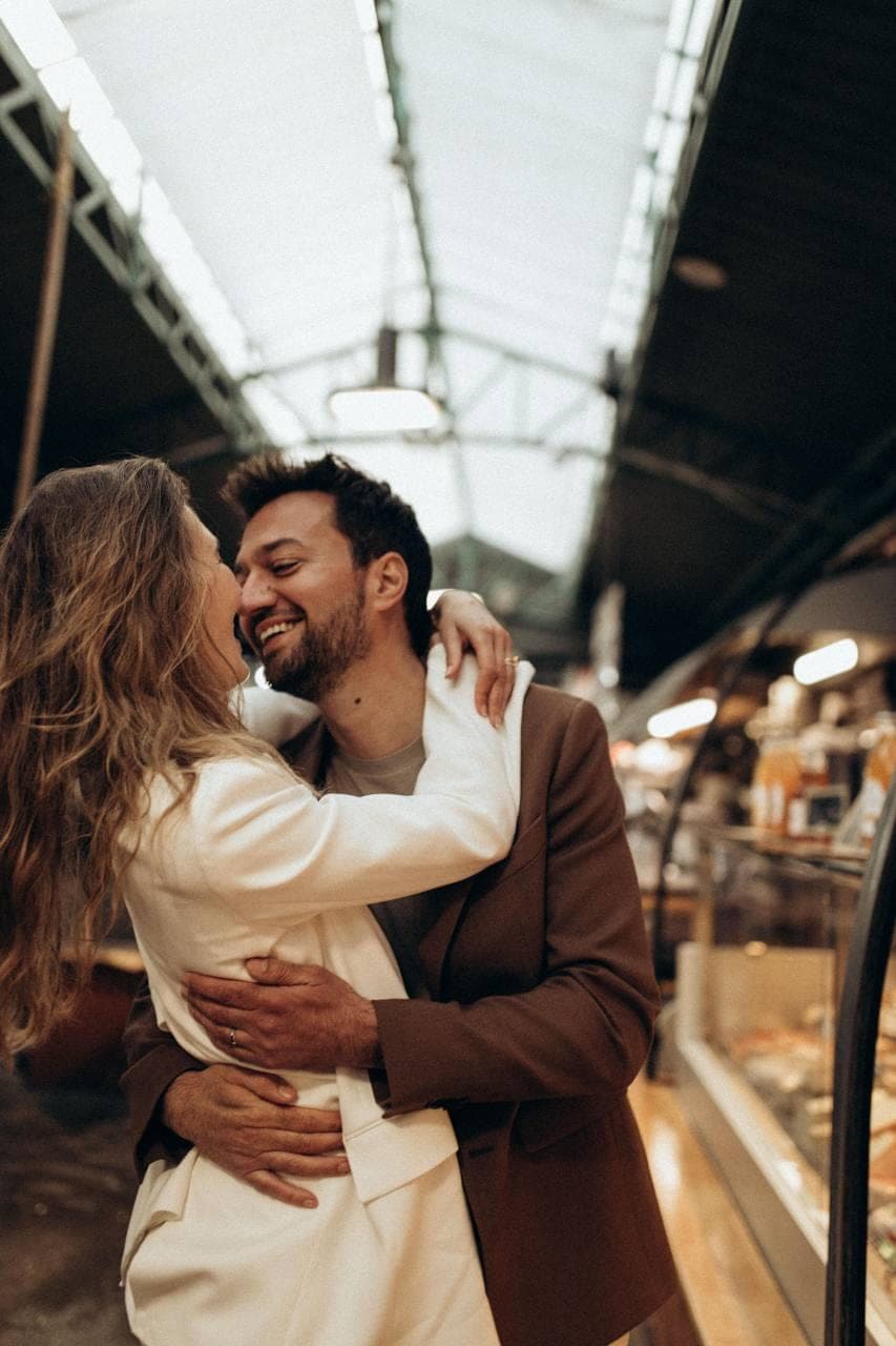 Tendresse d'un couple, sans pose.