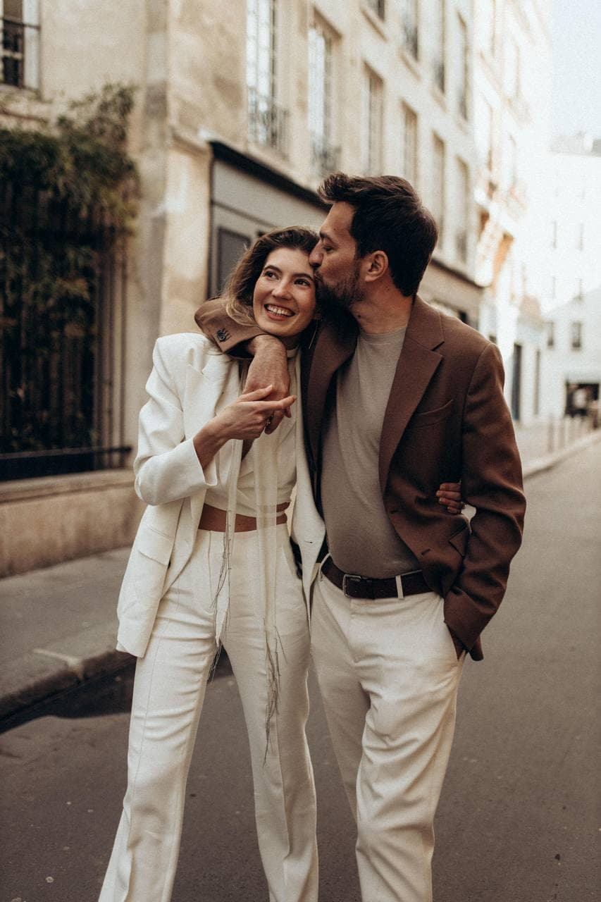 Deux personnes qui s'aiment, au naturel.