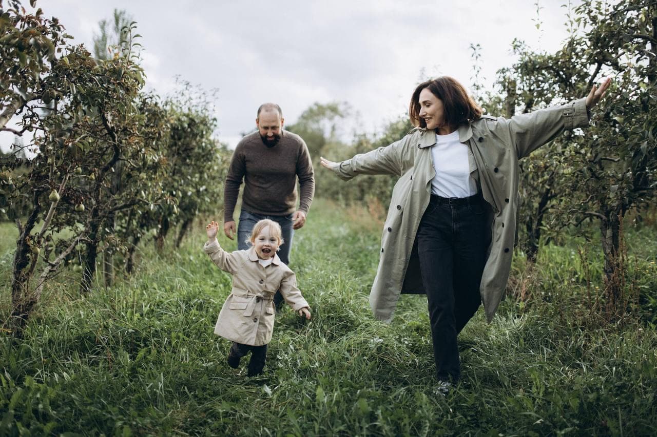 Un instant de complicité familiale, en lumière naturelle.