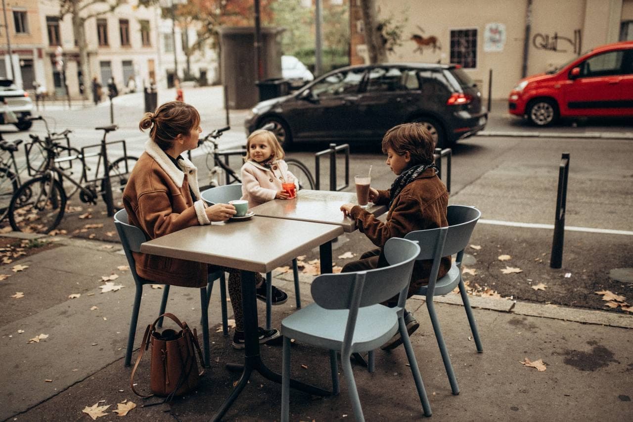 Complicité parent-enfant, saisie sur le vif.
