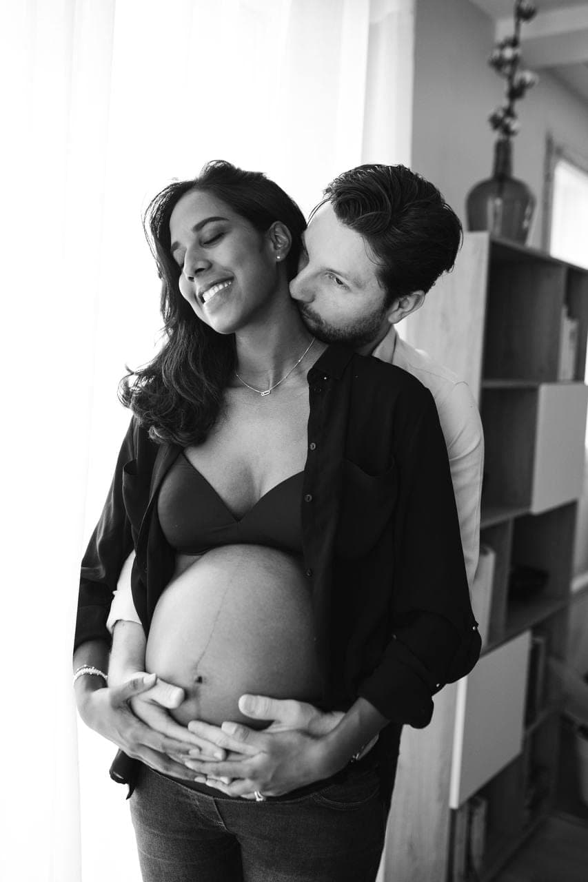 Future maman, lumière douce d'intérieur.