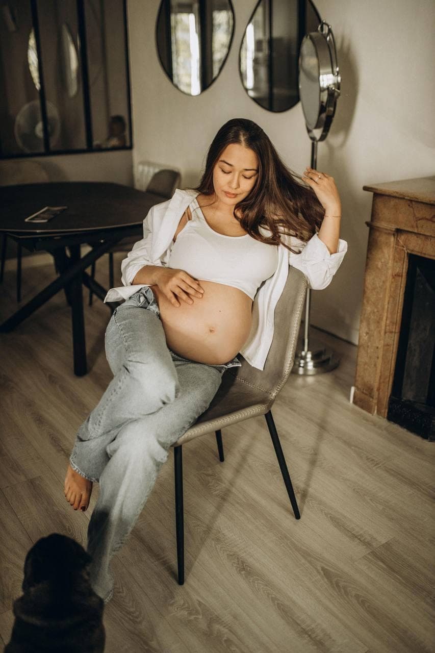 Future maman en lumière naturelle, l'attente avant la naissance.