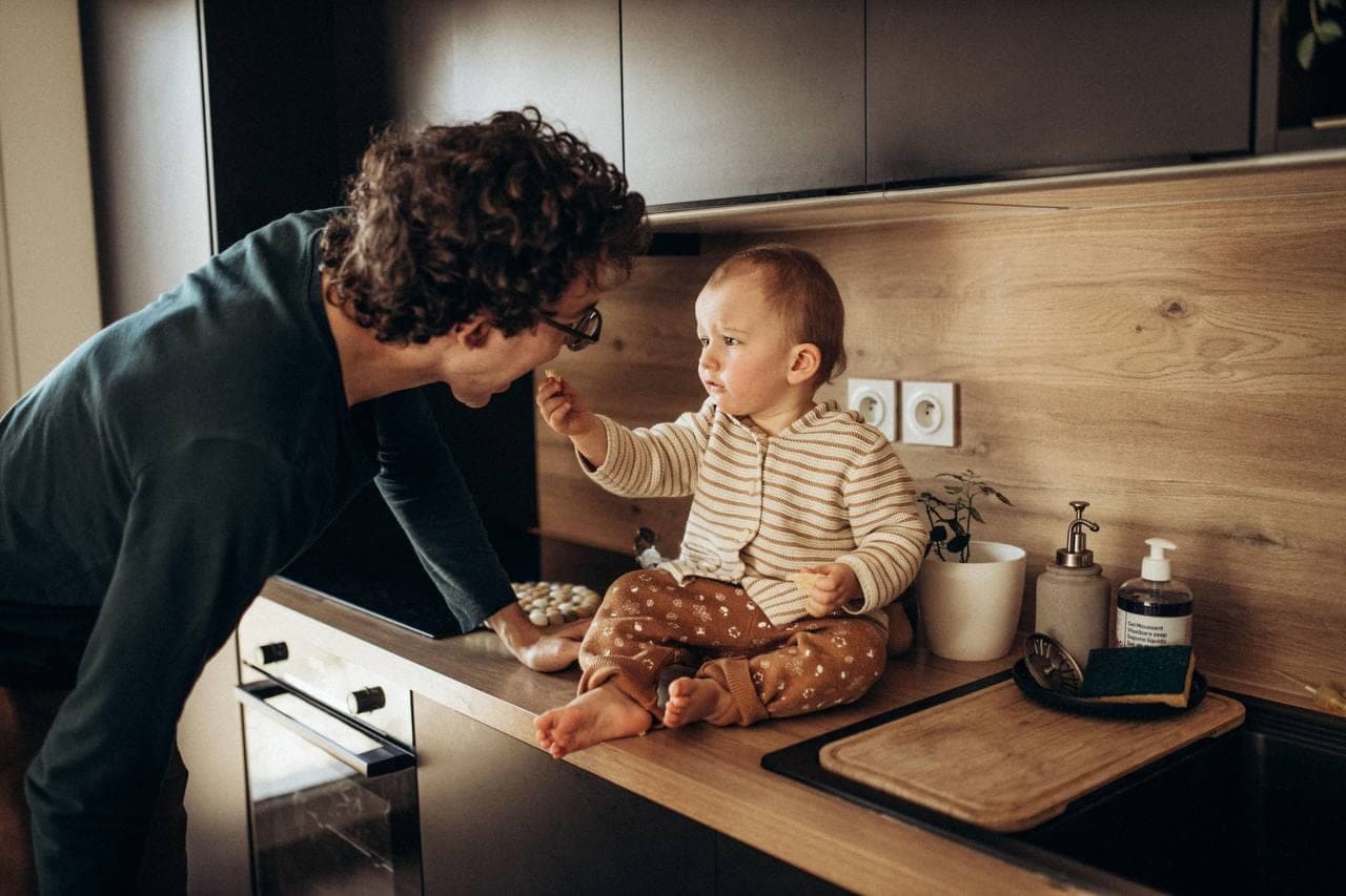 Future maman en lumière douce, avant la naissance.