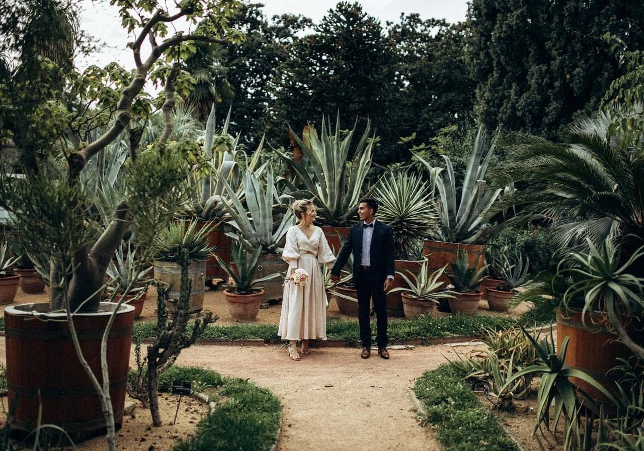 Les mariés dans un jardin botanique.