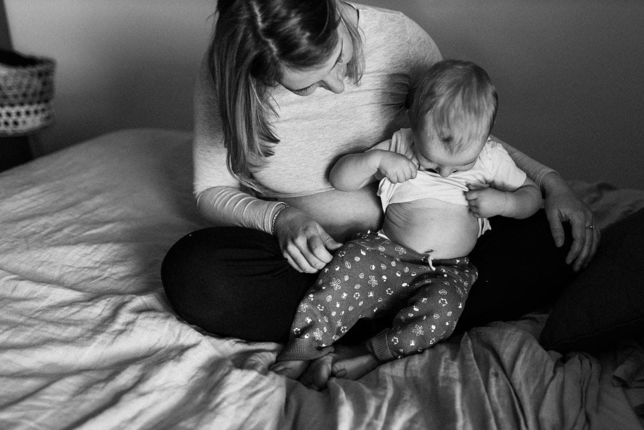 Une mère et son bébé, instant tendre en noir et blanc.