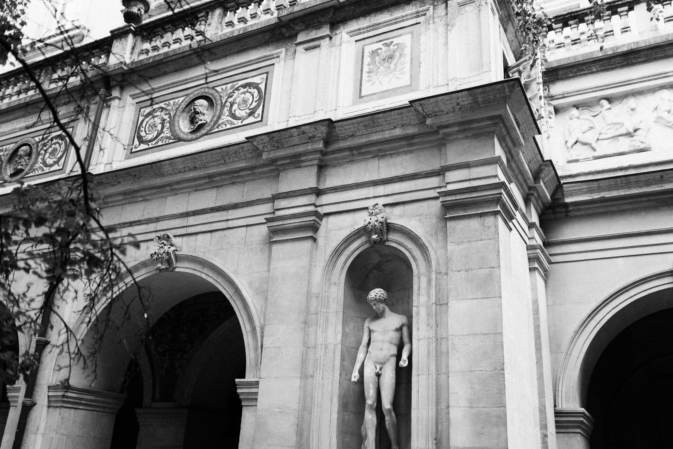 Sous les arcades — 10 / 44