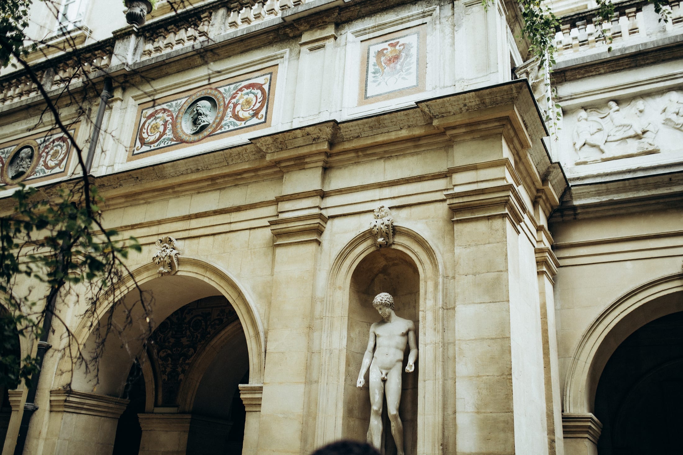 Sous les arcades — 11 / 44